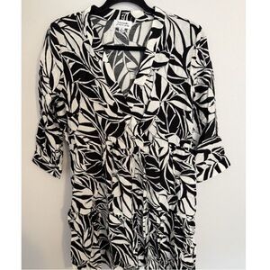 Dana Buchman Black & White Leaf Print Women’s V-Neck Top